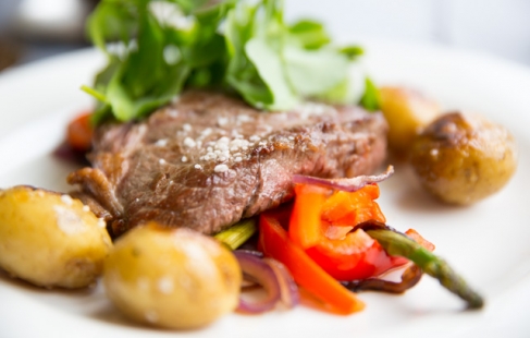 Oksesteak med tilbehør