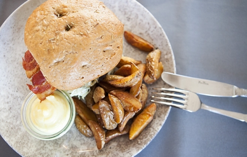 Skøn burger ved Gram Slot