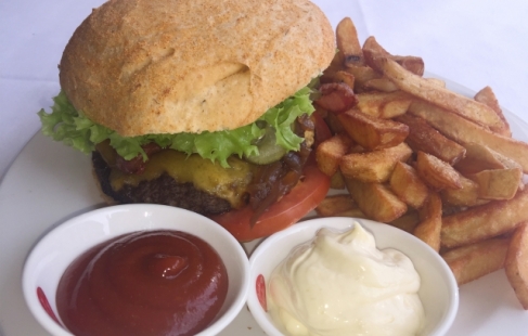 Burger med pommes frites