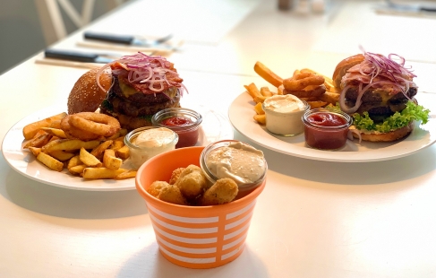 Burger med fjordudsigt